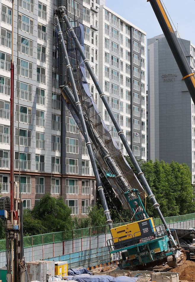 6일 오전 경기 용인시 기흥구 서천동 인덕원~동탄 복선전철 제10공구 노반신설 기타공사 현장에 '천공기'(지반을 뚫는 건설기계)가 넘어져 있다.  2025.6.6/뉴스1