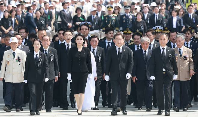 이재명 대통령과 김혜경 여사가 6일 서울 동작구 국립서울현충원에서 열린 70회 현충일 추념식에서 참배를 위해 현충탑으로 향하고 있다. /대통령실통신사진기자단