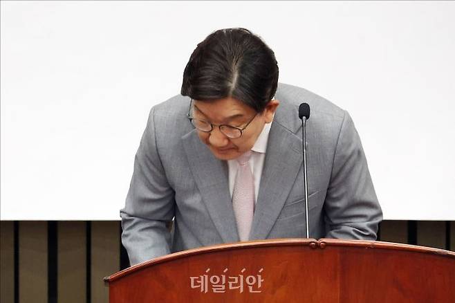 권성동 국민의힘 원내대표가 지난 5일 국회에서 열린 국민의힘 의원총회에서 사퇴 의사를 표명한 뒤 인사를 하고 있다. ⓒ데일리안 홍금표 기자