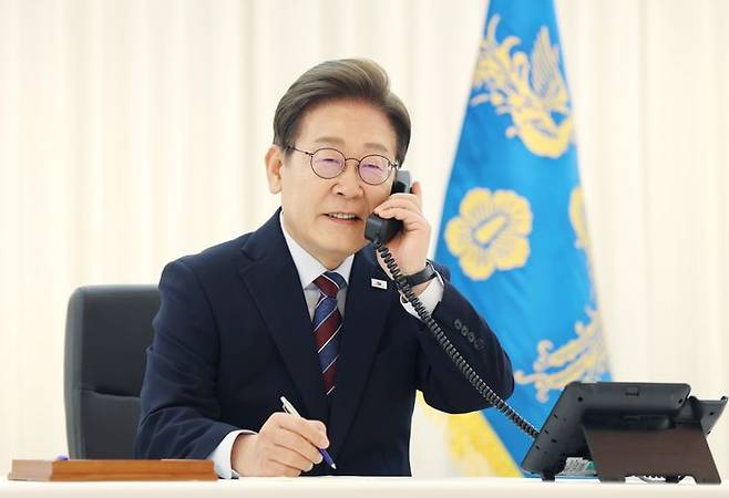 이재명 대통령이 6일 서울 한남동 관저에서 도널드 트럼프 미국 대통령과 전화 통화를 하기 위해 수화기를 들고 있다. ⓒ연합뉴스