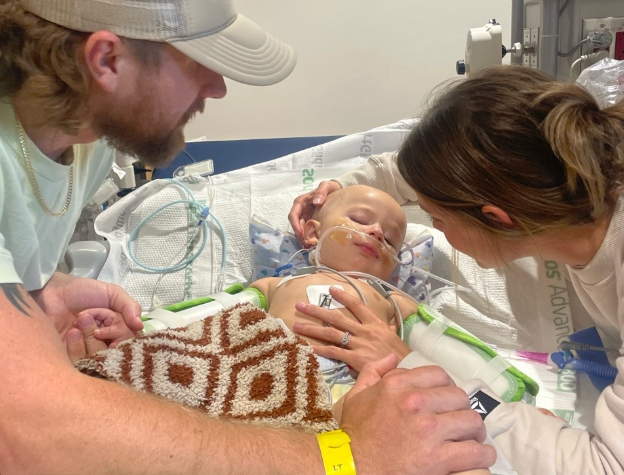 단추형 건전지를 삼킨 아기 아사. (사진=SNS)