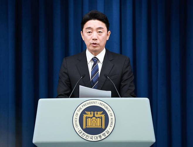 강훈식 비서실장이 6일 서울 용산구 대통령실 브리핑룸에서 조직개편안 방안 발표 브리핑을 하고 있다. 뉴시스