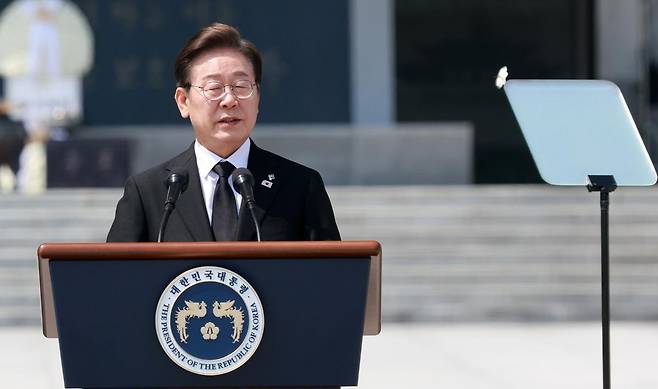 이재명 대통령이 6일 서울 동작구 국립서울현충원에서 열린 제70회 현충일 추념식에서 추념사를 하고 있다. 뉴시스