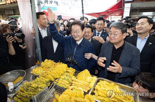 이재명 대통령이 후보시절 재래시장 방문한 모습(사진=연합뉴스)
