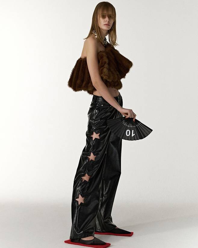 다양한 전통 요소를 재해석한 디테일이 돋보이는 르쥬 2025 F/W 컬렉션.