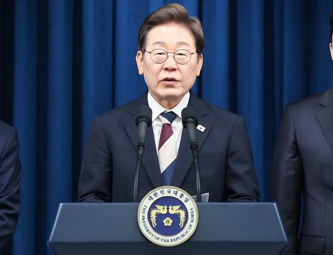 이재명 대통령이 4일 서울 용산구 대통령실 청사 브리핑룸에서 국무총리와 국정원장, 대통령 비서실장 등 인선발표를 하고 있다. 뉴스1 제공