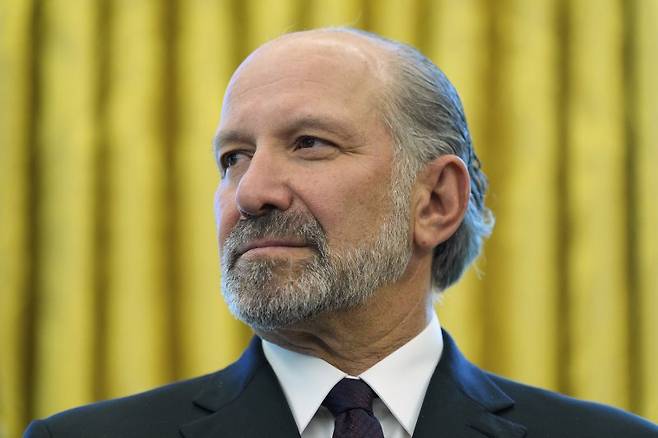 하워드 러트닉 미국 상무장관이 지난 4월17일 백악관 오벌오피스에서 도널드 트럼프 미국 대통령의 발언을 듣고 있다. 사진=뉴시스