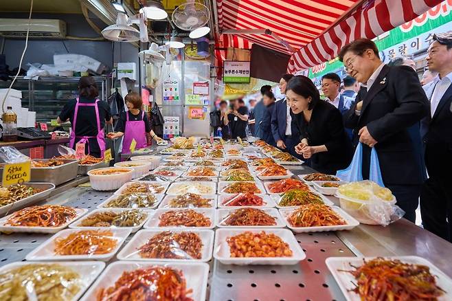 (서울=뉴스1) = 이재명 대통령과 부인 김혜경 여사가 6일 서울 사당동 남성시장을 방문해 반찬을 고르고 있다. (대통령실 제공. 재판매 및 DB 금지) 2025.6.6/뉴스1 /사진=뉴스1화상