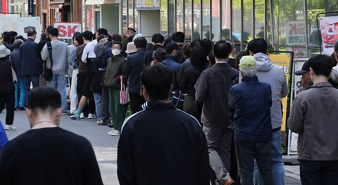 가입자 유심 정보를 탈취당한 에스케이(SK)텔레콤이 유심 무료 교체 서비스를 시작한 2025년 4월28일, 서울 시내 한 SK텔레콤 대리점 앞에 시민들이 유심을 교체하기 위해 줄 지어 있다. 연합뉴스