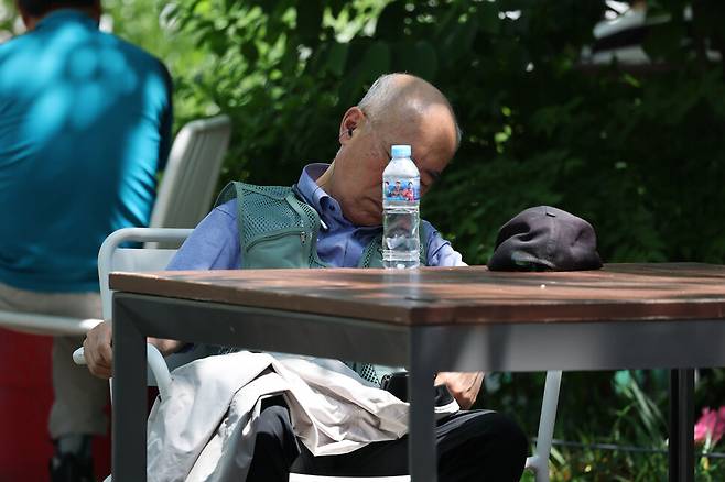 6일 오후 서울 종로구 광화문광장을 찾은 한 시민이 그늘에서 더위를 피하고 있다. 정용일 선임기자 yongil@hani.co.kr