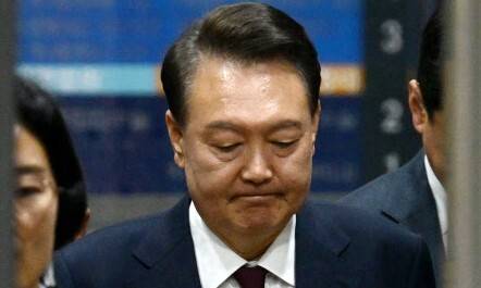 윤석열 전 대통령이 지난 12일 서울 서초구 중앙지방법원에서 열린 내란 우두머리 혐의, 직권남용 권리행사방해 혐의 사건 3차 공판을 마친 뒤 법정을 나서고 있다. 공동취재사진