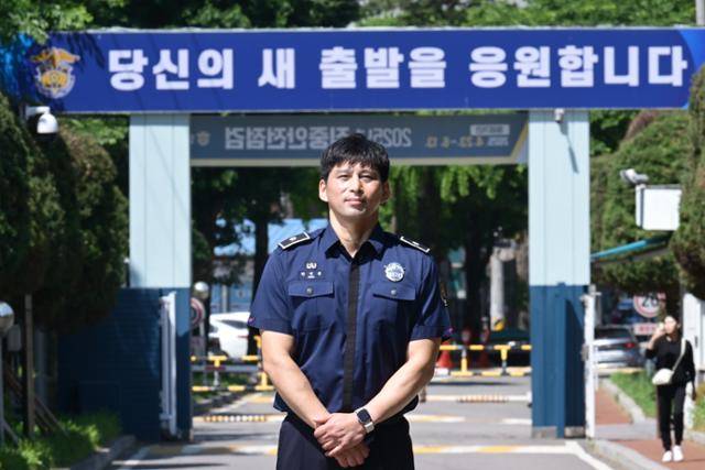 20년 차 베테랑인 전영준 교도관이 4일 경기 안양 안양교도소 정문 앞에서 포즈를 취했다. 전 교도관 뒤로 '당신의 새 출발을 응원합니다'라는 문구가 보인다. 최주연 기자