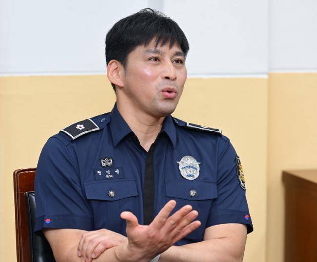 4일 안양교도소 청사 내부에서 전영준 교도관이 열악한 수용 환경에 대해 설명하고 있다. 최주연 기자 4일 안양교도소 청사 내부에서 전영준 교도관이 열악한 수용 환경에 대해 설명하고 있다. 최주연 기자