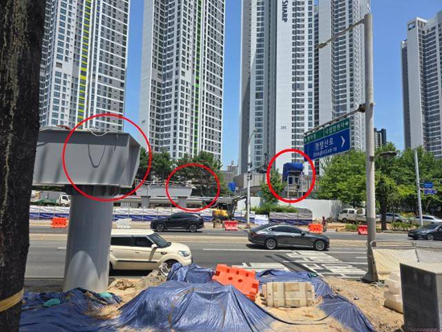 더샵 일산 엘로이 분양 당시 2층 커뮤니티시설에서 경의로까지 건널 수 있는 보행육교가 홍보됐지만 현재 연결이 되지 않은 모습(빨간색 원). 임명수 기자