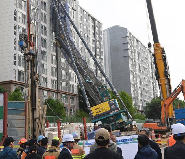 6일 경기 용인시 기흥구 서천동 인덕원~동탄 복선전철 공사 현장에서 천공기가 15층 높이 아파트 벽면에 기댄 모습으로 쓰러져 있다. 뉴시스