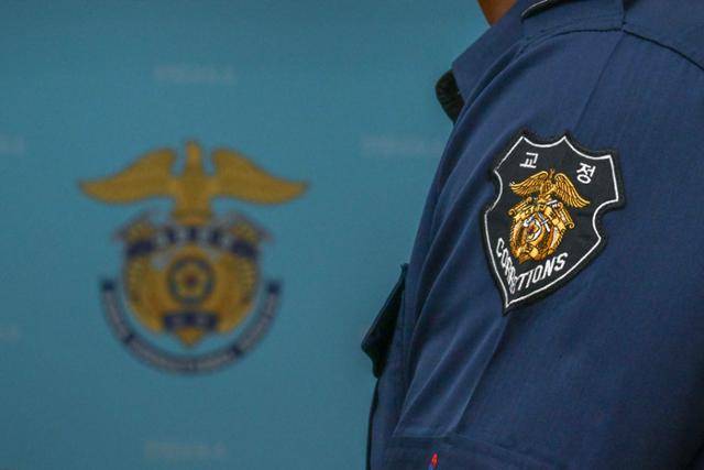 4일 경기 안양 안양교도소 앞에 선 교정공무원의 모습. 최주연 기자