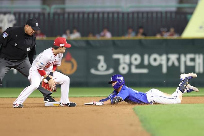 5일 인천 SSG전 9회 상대의 빈틈을 파고들어 2루에서 슬라이딩하는 모습. 삼성 제공