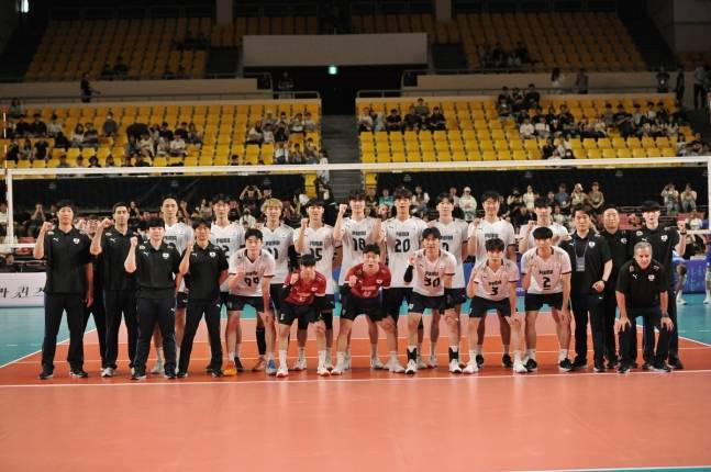 남자 배구 대표팀이 6일 천안 유관순체육관에서 열린 네덜란드와 1차 평가전을 앞두고 기념사진을 찍고 있다. 사진=대한배구협회