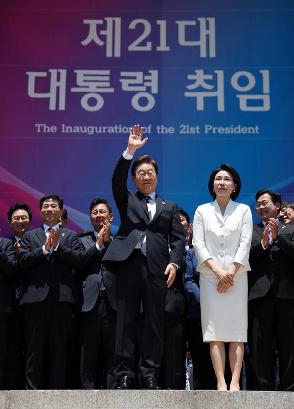 이재명 대통령 내외가 4일 오전 서울 여의도 국회 로텐더홀에서 취임 선서를 마치고 나와 잔디광장에 모인 시민들을 향해 인사하고 있다. [사진=국회시잔취재단]