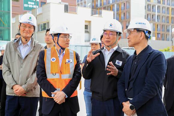 박상우 국토교통부 장관이 6일 인덕원~동탄 복선전철 제10공구 항타기 전도사고 현장에서 사고 수습 상황을 점검하고 있다. [사진=연합뉴스]