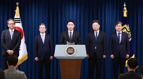 강훈식 대통령 비서실장(가운데)이 6일 서울 용산 대통령실 청사에서 대통령실 수석비서관 인선을 발표하고 있다. 왼쪽부터 문진영 사회수석비서관, 김용범 정책실장, 강 비서실장, 하준경 경제성장수석, 류덕현 재정기획보좌관. 2025.6.6 [사진=연합뉴스]