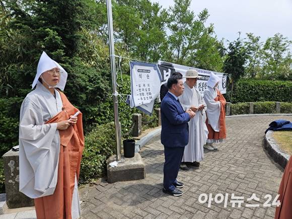 6일 죽림사가 탑산 학도의용군 위령탑 앞에서 6·25 전쟁 당시 조국을 위해 산화한 학도병들을 기리는 위령제를 봉행하고 있다. [사진=죽림사]
