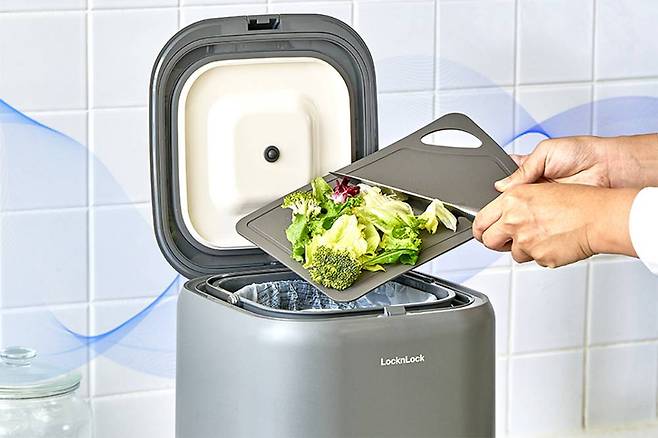 몇 년 전부터 음식물 쓰레기통에 냉장 기능이 포함된 제품이 출시되고 있습니다. 냉매 방식이 아닌 펠티어 소자를 장착한 제품입니다 / 출처=락앤락