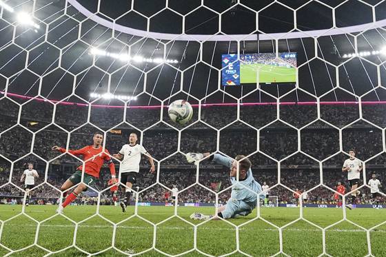 호날두(왼쪽)가 5일(한국시간) 독일과의 UNL 4강전에서 후반 23분 결승골을 터트리고 있다. 불혹을 맞은 그의 A매치 137호 골이다. [AP=연합뉴스]