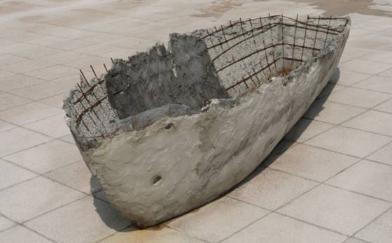 ‘무제’, 1994/2018. 박이소가 귀국 후 첫 개인전에 출품한 작품으로 2018년에 다시 제작하여 현재 국립현대 미술관 과천관 야외에 전시되어 있다. 철근과 콘크리트로 만든 배는 어디론가 자유롭게 떠나고 싶은 욕망과 그 꿈을 제대로 펼칠 수 없는 현실의 무게를 대비시킨다. [사진 국립현대미술관]