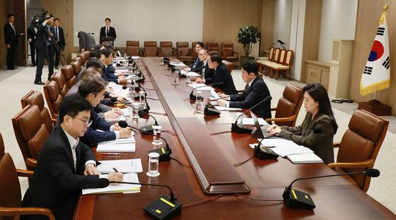 이재명 대통령이 4일 서울 용산 대통령실 청사에서 '대통령 1호 명령, 비상경제점검 태스크포스(TF) 회의'를 주재하고 있다. 연합뉴스