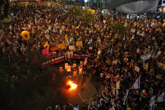 지난달 31일 이스라엘 텔아비브에서 가자지구 전쟁 종식과 인질들의 즉각 석방을 요구하는 시위가 열렸다. AP=연합뉴스