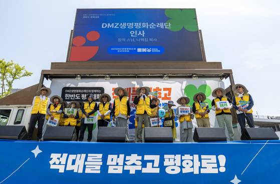 6일 오전 경기도 파주시 임진각에서 열린 DMZ평화순례단과 함께 하는 한반도평화대회에서 DMZ생명평화순례단 종주팀원이 소감을 말하고 있다. 김정훈 기자