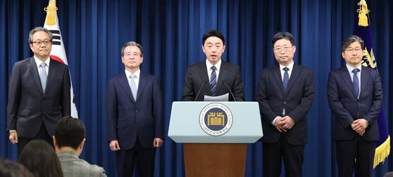 강훈식 대통령 비서실장이 6일 서울 용산구 대통령실 청사에서 수석비서관 인선 발표을 하고 있다.  왼쪽부터 문진영 사회수석, 김용범 정책실장, 강 비서실장, 하준경 경제성장수석, 류덕현 수석급 재정기획보좌관. 뉴스1