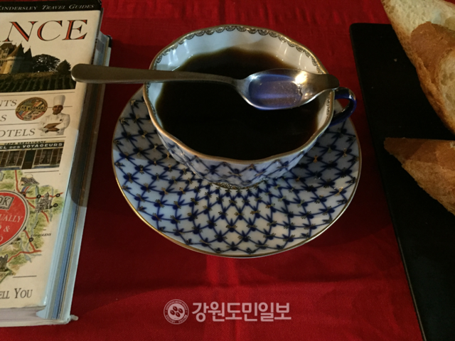 ▲ 카페로열(Cafe Royal)