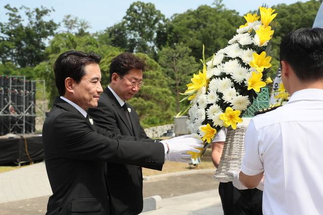 ▲ 김진태 강원도지사는 6일 오전 원주 현충탑에서 열린 제70회 현충일 추념식에 참석했다. 도 제공