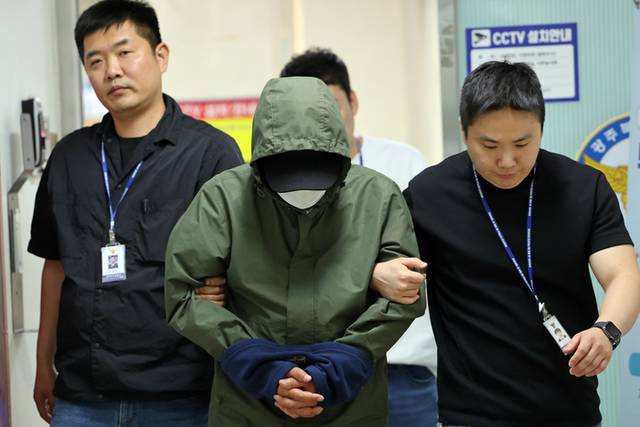 ▲ 승용차를 몰고 바다로 돌진해 처자식을 살해한 혐의를 받는 지모(49) 씨가 4일 광주지방법원에서 열리는 구속 전 피의자 심문(영장실질심사)에 출석하기 위해 호송차로 이동하고 있다. 연합뉴스