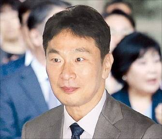 이복현 금융감독원장이 5일 이임식을 마친 뒤 떠나고 있다.   /연합뉴스