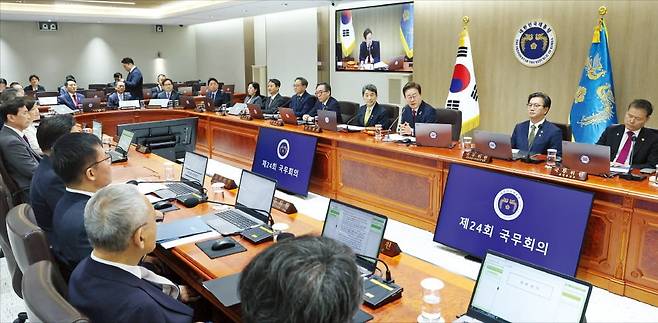 < “어색해도 최선 다해달라” > 이재명 대통령이 취임 다음 날인 5일 서울 용산 대통령실에서 첫 국무회의를 주재하고 있다. 이주호 부총리 겸 교육부 장관, 유상임 과학기술정보통신부 장관, 조태열 외교부 장관 등 윤석열 전 대통령이 임명한 장관이 다수 참석했다.﻿ /연합뉴스