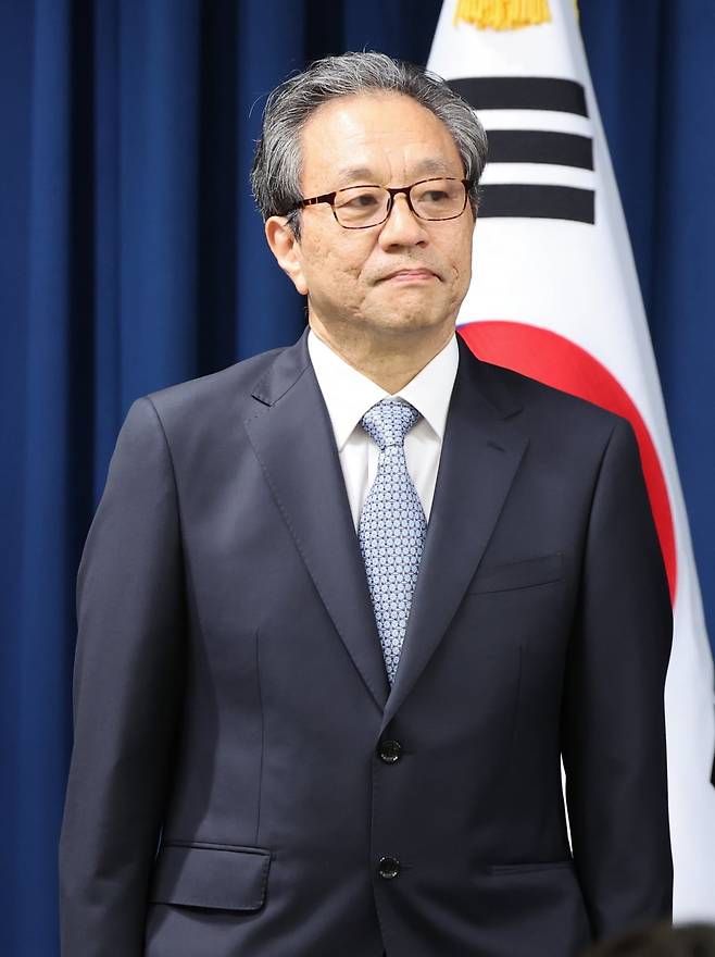 대통령실 사회수석으로 임명된 문진영 서강대 교수가 6일 서울 용산구 대통령실 청사에서 열린 수석비서관 인선 발표에 참석해 있다. / 사진=뉴스1