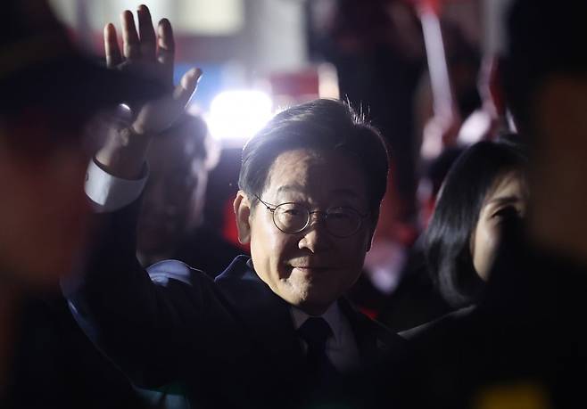 이재명 대통령이 당선이 확실시 되던 6월 4일 서울 여의도 더불어민주당 당사에서 나서며 손을 들어 지지자들에게 답하고 있다. 사진=한국경제신문