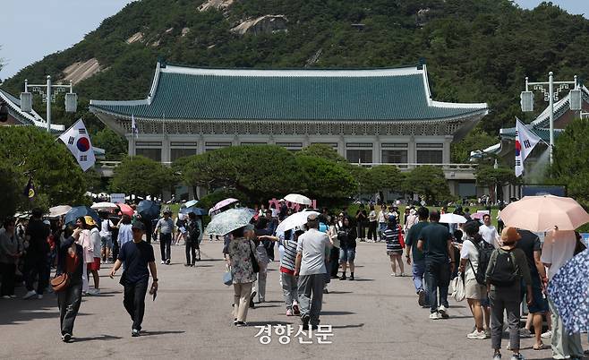 5일 청와대를 찾은 관람객들이 청와대 입장을 위해 대기하고 있다. 권도현 기자