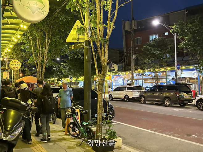 서울 성수동 뚝도시장을 따라 청색광이 제거된 노란 조명이 설치돼 있다. 오경민 기자