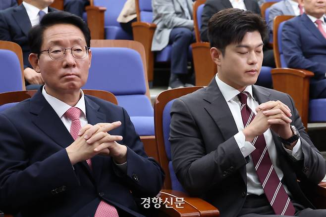 김용태 국민의힘 비상대책위원장(오른쪽)이 5일 국회에서 열린 의원총회에서 눈을 감고 생각에 잠겨 있다. 한수빈 기자