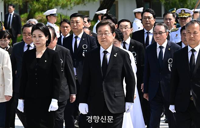 이재명 대통령이 6일 서울 동작구 국립서울현충원에서 열린 제70회 현충일 추념식에서 헌화 및 분향을 위해 이동하고 있다. 대통령실사진기자단