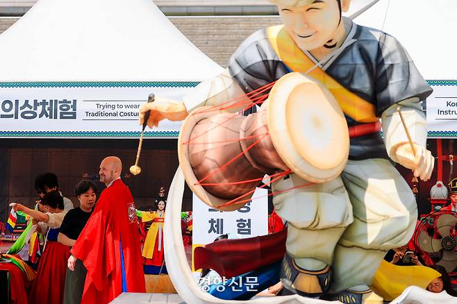 제1회 국악의 날을 맞아 6일 서울 광화문 광장에서 시민들이 국악과 관련된 체험행사를 즐기고 있다. 이준헌 기자