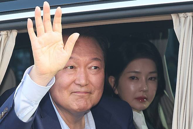 Former President Yoon Suk Yeol and former first lady Kim Keon Hee wave to supporters as they leave the presidential residence for their private residence on April 11. [JOINT PRESS CORPS]
