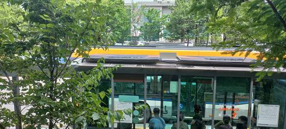 Commuters wait at a bus station in Buk District, Ulsan in July 2024. [JOONGANG ILBO]