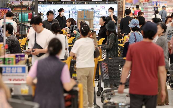 People shop at a supermarket in Seoul on June 5. [NEWS1]