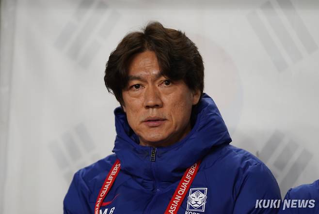 홍명보가 20일 경기 고양종합운동장에서 열린 '국제축구연맹(FIFA) 북중미 월드컵 아시아 3차 예선' 조별리그 B조 7차전 오만전에서 벤치에 앉아 있다. 유희태 기자