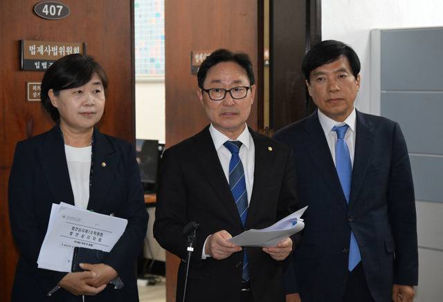 박범계 국회 법제사법위원회 법안심사제1소위원장이 4일 국회 법사위 회의실 앞에서 기자들에게 법안 심사 결과를 설명하고 있다. 법안소위는 현재 14명인 대법관 수를 30명으로 늘리는 내용의 법원조직법 개정안을 통과시켰다. 최현규 기자